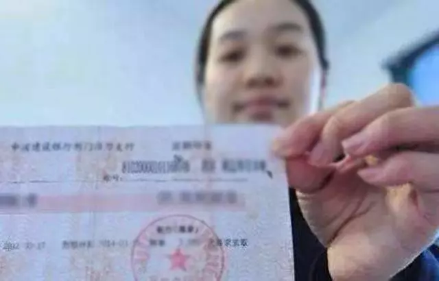 打工的老人持百萬存單回家,三兒爭相贍養,他去世後孫女撕毀存單