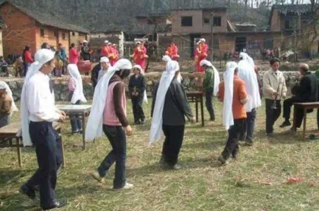 老人臨終分遺產,兒子得六千,只給女兒床舊棉被,到家發現是個寶