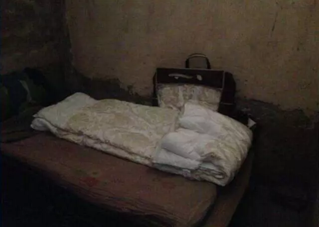 老人臨終分遺產,兒子得六千,只給女兒床舊棉被,到家發現是個寶