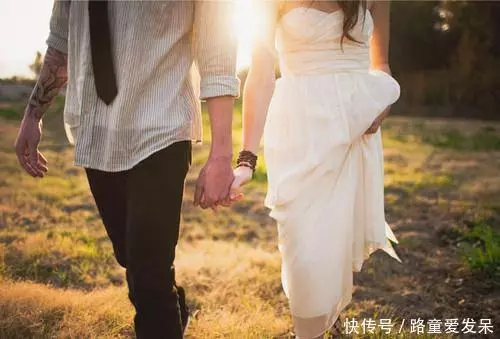 窮小子施捨痴傻老太一碗面,老太賴在家裡不走,一月後驚喜來了