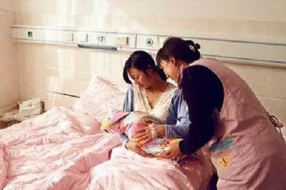 連生2個女兒婆婆給我30000,女兒治病我去取錢,一查餘額傻了眼