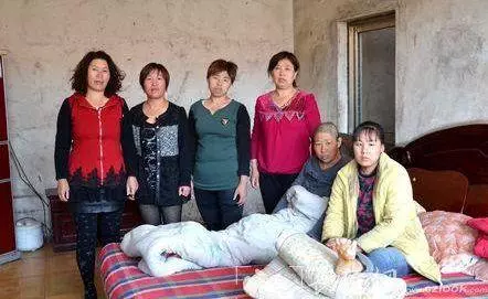 哥嫂分家要爸不要媽,我帶媽回家,幾個月後,我拿10000送她回去