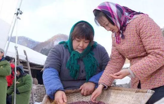 哥嫂分家要爸不要媽,我帶媽回家,幾個月後,我拿10000送她回去