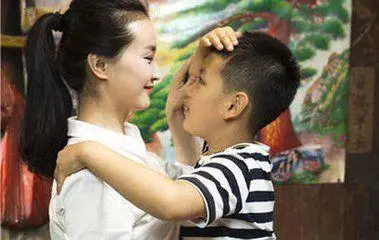 離婚3年,前夫一直不讓我看孩子,我偷偷去看後,哭著要復婚