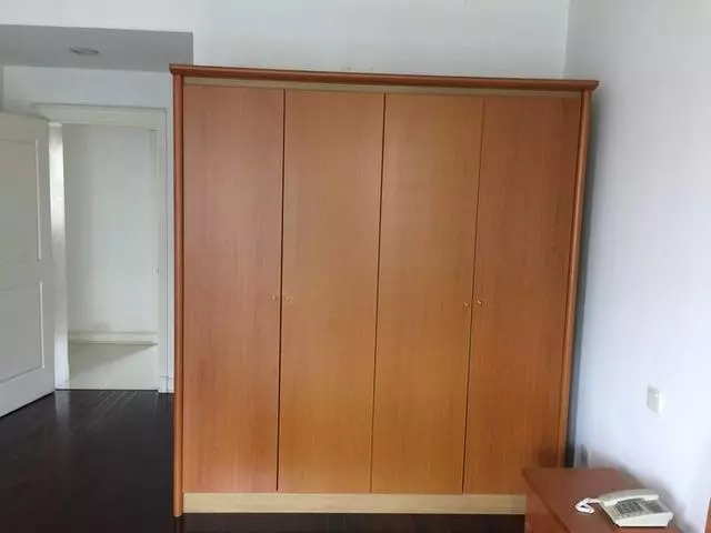 婆婆老往我衣櫃里裝垃圾,我怒趕她走,打開衣櫃一看我紅了眼