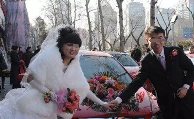 小姑子結婚我給50000,我生孩子她只送8個蘋果,打開後我紅了眼眶