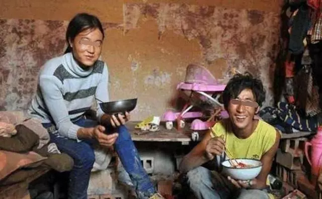 小姑子結婚我給50000,我生孩子她只送8個蘋果,打開後我紅了眼眶