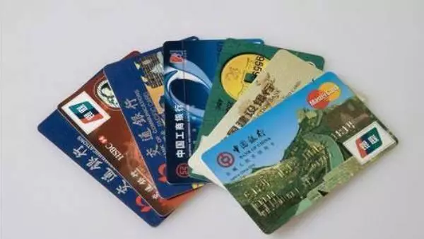 老母親被兒女拋棄,外甥把她接回家,奶奶做了件事兒女搶著接她走