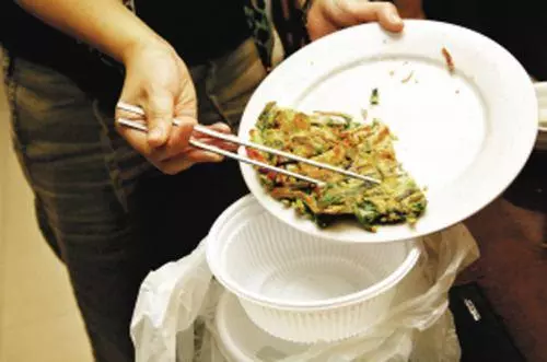新婚夜,婆婆逼我吃剩飯,正想倒掉,剛端起碗,我熱淚盈眶