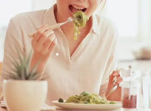 去城裡幫忙照顧孫子,兒媳吃飯不等我,走進廚房我老淚縱橫!