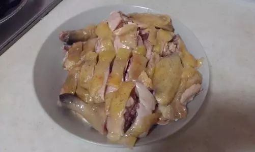 養母到我家養老,吃飯時發現沒有我的份,掀開鍋一看我哭紅雙眼