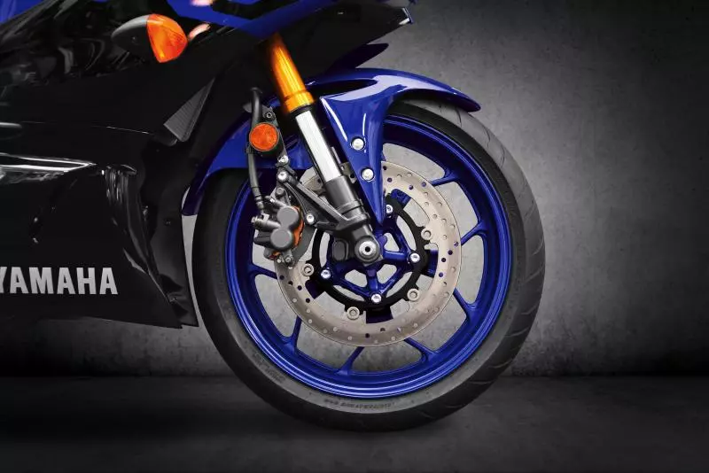 倒叉、下置分離把搭載,2019 YAMAHA YZF-R3泰國發表