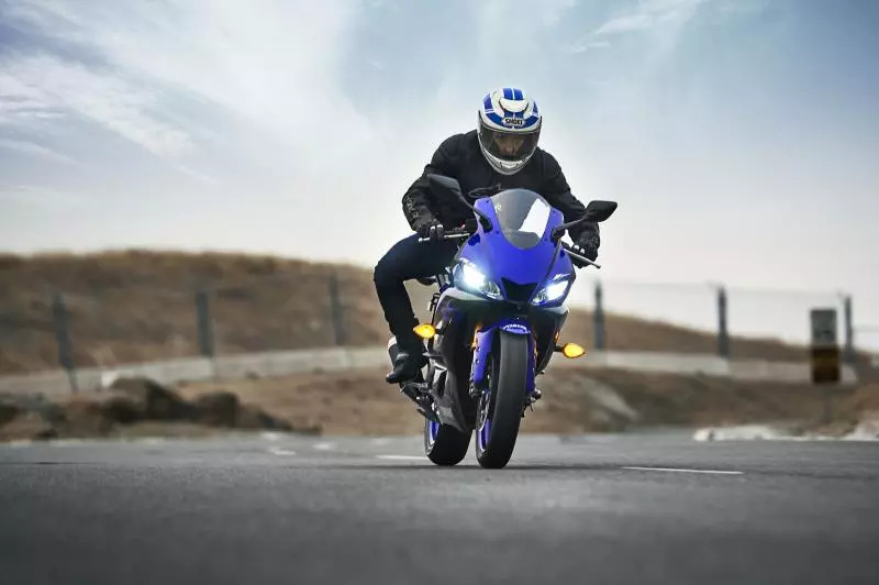 倒叉、下置分離把搭載,2019 YAMAHA YZF-R3泰國發表