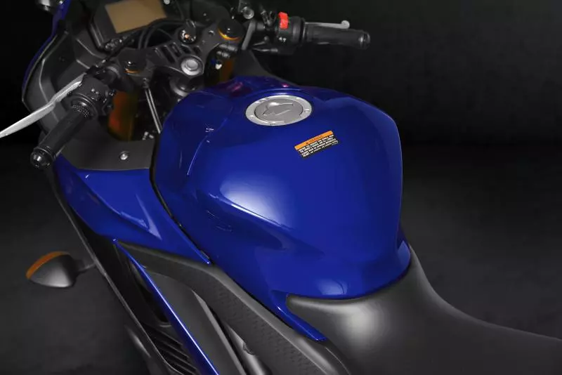 倒叉、下置分離把搭載,2019 YAMAHA YZF-R3泰國發表