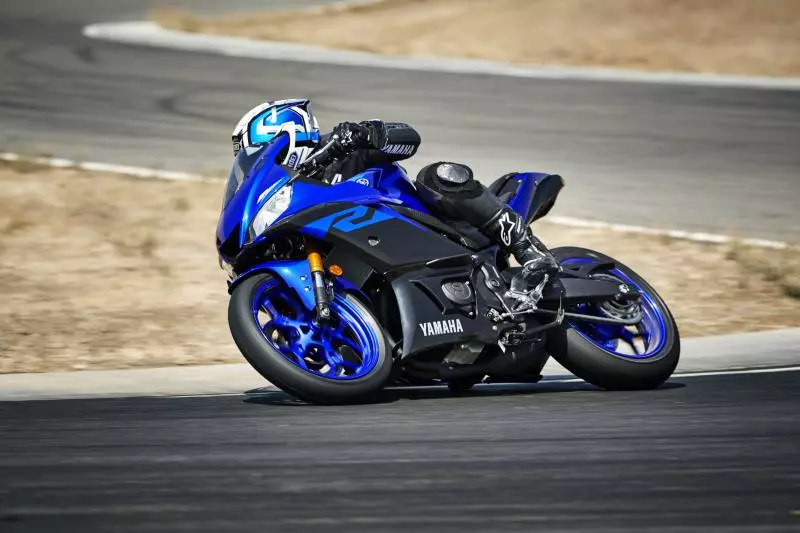 倒叉、下置分離把搭載,2019 YAMAHA YZF-R3泰國發表