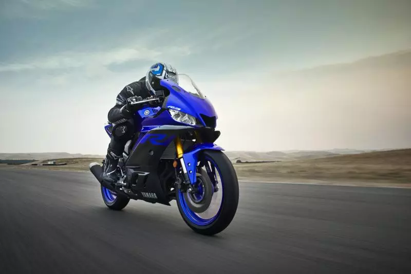 倒叉、下置分離把搭載,2019 YAMAHA YZF-R3泰國發表
