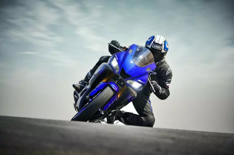 倒叉、下置分離把搭載,2019 YAMAHA YZF-R3泰國發表