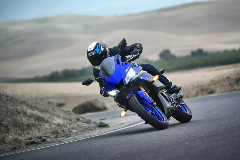 倒叉、下置分離把搭載,2019 YAMAHA YZF-R3泰國發表