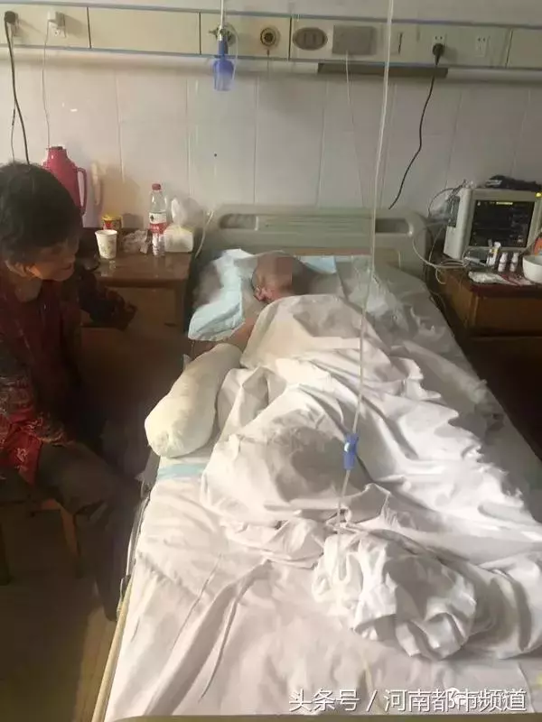 便民中心被人關門放火!女文員為救同事,把手伸向了大火裡……