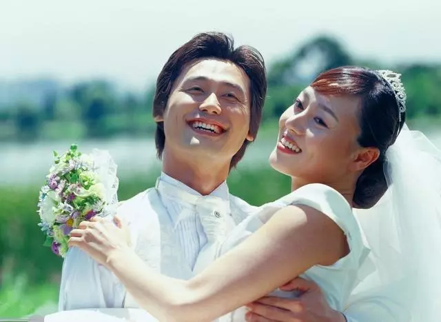 小舅子結婚,岳母讓我幫忙買房,我拒絕後她說要跳樓!