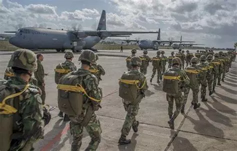 不打敘利亞了?美軍拉攏29國集結60餘架戰機待命,俄進入一級戰備
