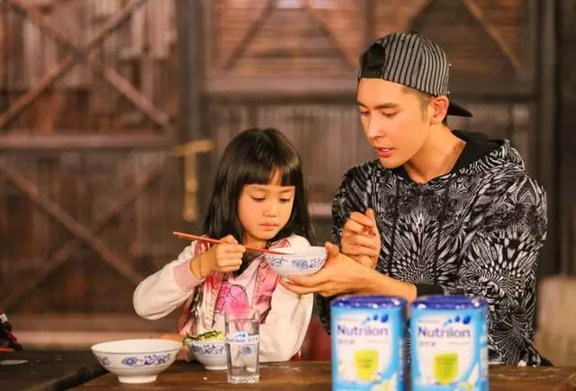 「爸爸去哪兒」有三對假父女,有一位真娶了孩子媽,你發現了嗎