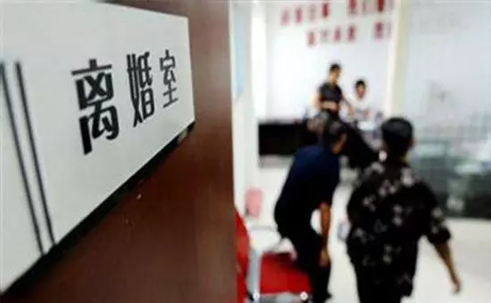 父母離婚,我選擇跟再婚的父親,聽到他打電話,我做了個決定