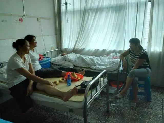 前妻生病我給3萬,回家看到老婆留的八字紙條,我慌忙發朋友圈