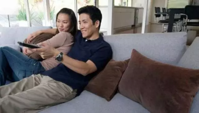 前妻生病我給3萬,回家看到老婆留的八字紙條,我慌忙發朋友圈