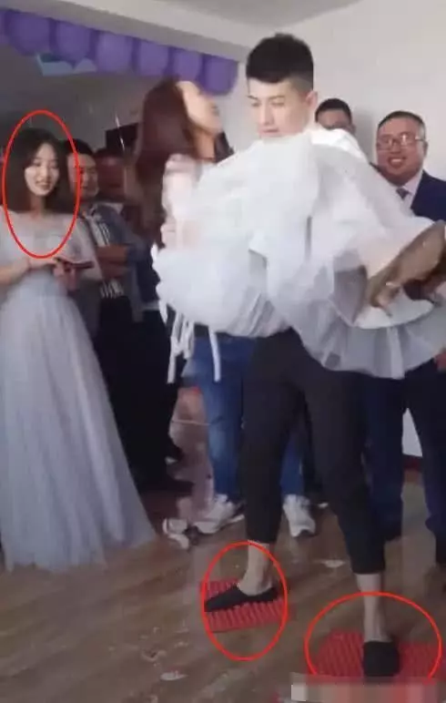 伴娘被伴郎強行抱起,看到旁邊的妹子,網友:我要娶她!