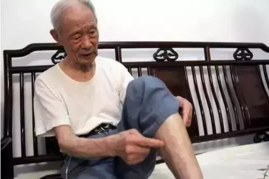 老丈人,離婚了就沒義務養你們一家了,你愛上哪兒告上哪兒告去吧