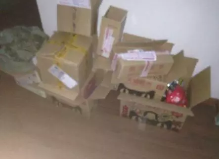 一天連收十個快遞,婆婆一怒扔了出去,兒子打開後婆婆滿臉通紅