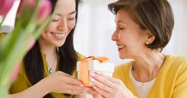 一天連收十個快遞,婆婆一怒扔了出去,兒子打開後婆婆滿臉通紅
