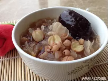 睡前1小時是黃金養生時期,按摩這2穴,祛濕排毒,1按1個好!