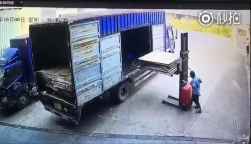 【恐怖爆頭片】工人少做這一步 被堆高機砸扁噴血慘死