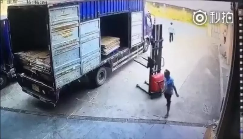 【恐怖爆頭片】工人少做這一步 被堆高機砸扁噴血慘死