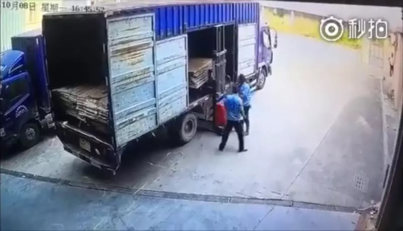 【恐怖爆頭片】工人少做這一步 被堆高機砸扁噴血慘死
