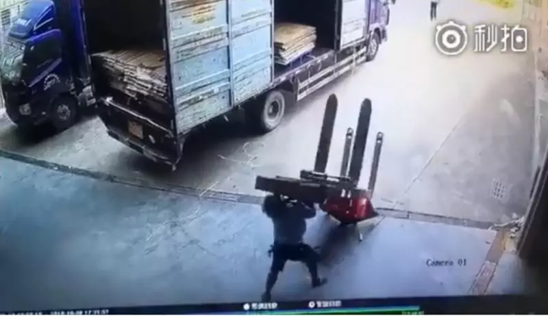 【恐怖爆頭片】工人少做這一步 被堆高機砸扁噴血慘死