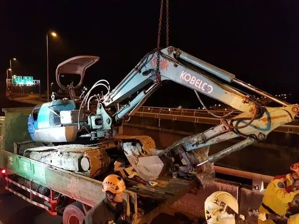 物流車追撞貨車 怪手臂插車駕駛命危
