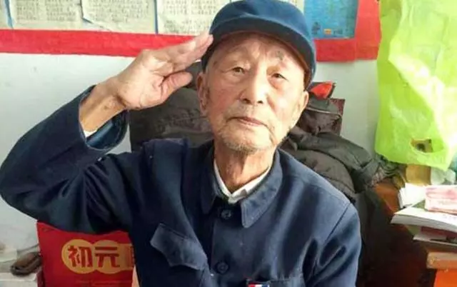 老人進城喝壽宴打包剩菜被嘲笑,得知他身份後,眾人都羞愧低頭
