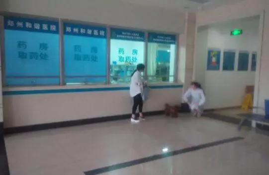 媽住院我準備賣房治病,前夫送來一袋蘋果,打開袋子我給他發兩字