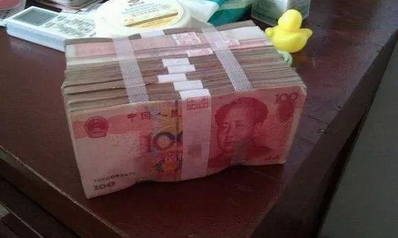 媽住院我準備賣房治病,前夫送來一袋蘋果,打開袋子我給他發兩字