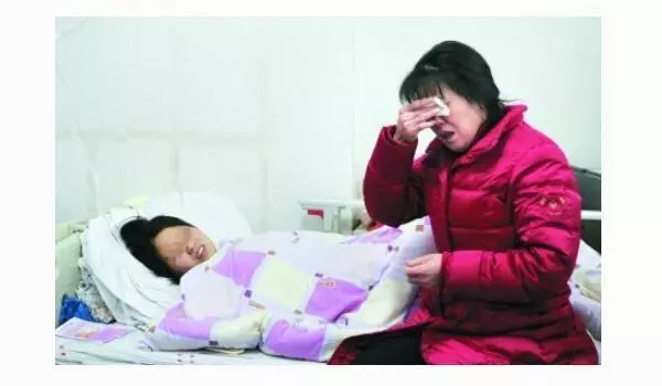 離婚一年後我生病,前夫來看我走時落下個錢包,看到他信息我流淚