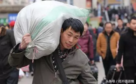 丈夫外出打工,每月寄回家三千塊錢,回家後打開衣櫃,他淚如雨下
