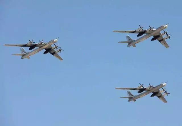 西方數萬大軍進逼,俄:轟炸機已準備好,雙方擺開決戰架勢