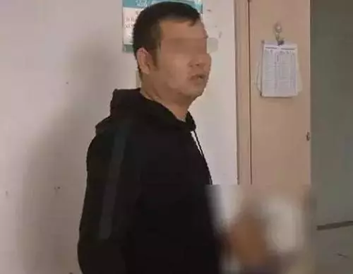 (氣憤!5歲男童熟睡中竟被爸爸懷孕女友毒打,鎚子猛擊,傷口深見頭骨!)