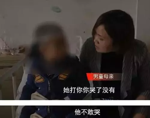 (氣憤!5歲男童熟睡中竟被爸爸懷孕女友毒打,鎚子猛擊,傷口深見頭骨!)