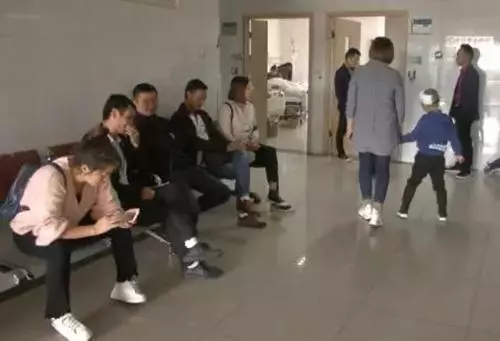 (氣憤!5歲男童熟睡中竟被爸爸懷孕女友毒打,鎚子猛擊,傷口深見頭骨!)