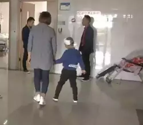 (氣憤!5歲男童熟睡中竟被爸爸懷孕女友毒打,鎚子猛擊,傷口深見頭骨!)