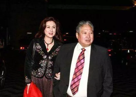 洪金寶老婆人稱「最美港姐」小他13歲,「一生未孕」卻為老公養4子被寵27年!